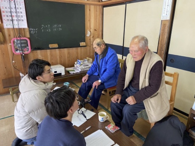 井川方言の調査をする学生たち
